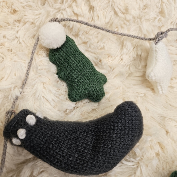 Knitted Handmade Garland - Picture 6 of 6